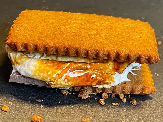 due biscotti graham crackers per preparare uno s'mores