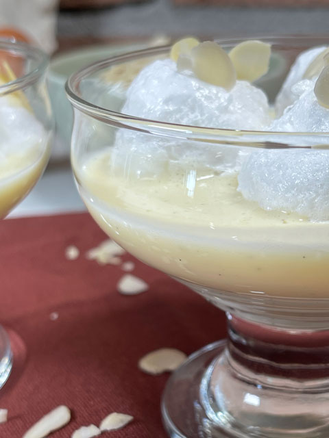 île flottante francese con meringhe e crema leggera
