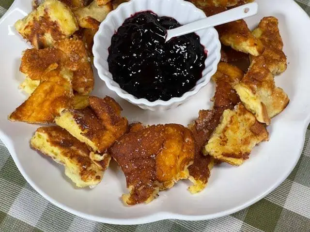 kaiserschmarren ricetta originale austriaca servito con confettura di mirtilli