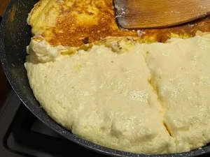 kaiserschmarren senza glutine diviso in 4 spicchi pronto da girare