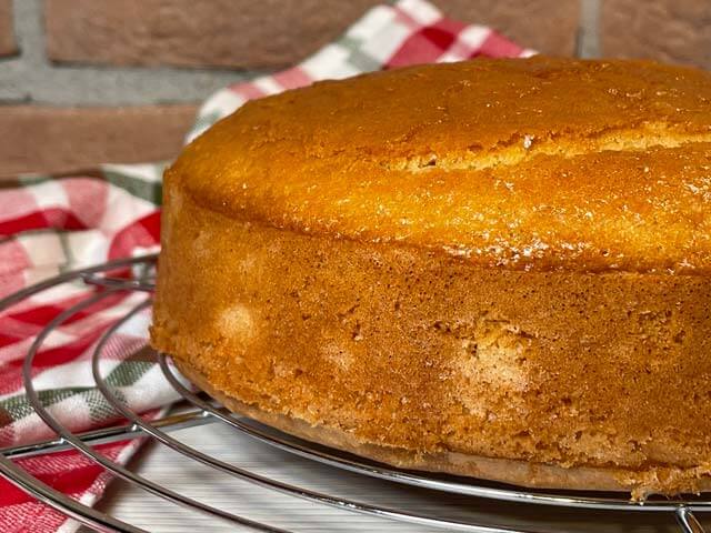 pan di spagna vegano altissimo e soffice dopo la cottura sulla griglia di raffreddamento