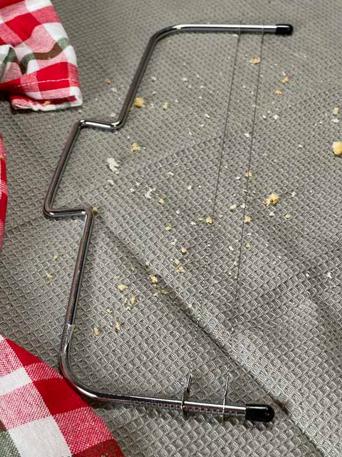 filo d'acciaio per tagliare il pan di spagna vegano