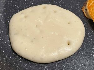 Cottura dei pancakes vegani senza glutine prima di girarli