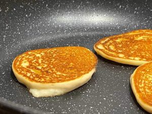 Doratura dei pancake vegan senza glutine