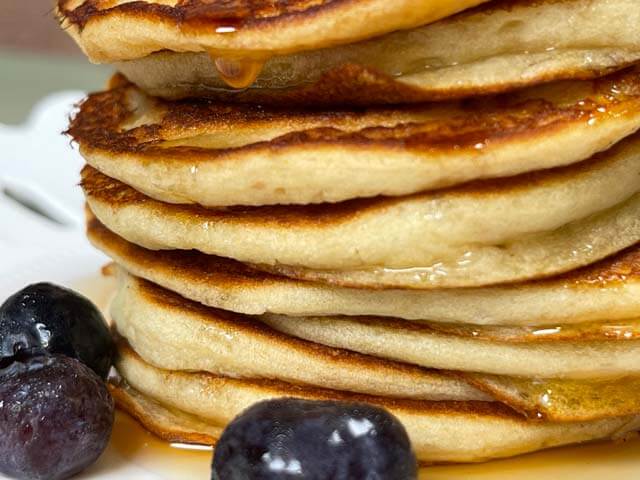 Pancakes vegani senza glutine alti e soffici senza uova e burro
