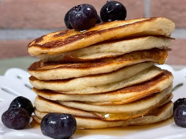 Pancakes vegani senza glutine fluffy con mirtilli e sciroppo d'acero