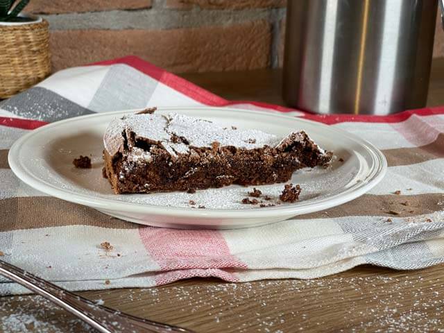 fetta di torta tenerina al cioccolato senza burro dal cuore morbido