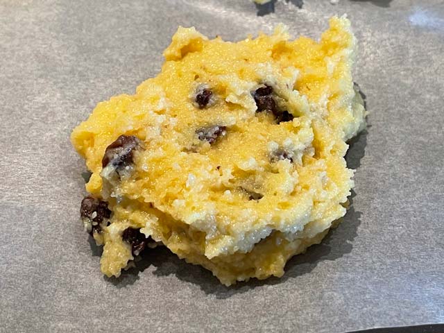 impasto dei biscotti zaletti di Verona distribuito a cucchiaiate sulla leccarda del forno