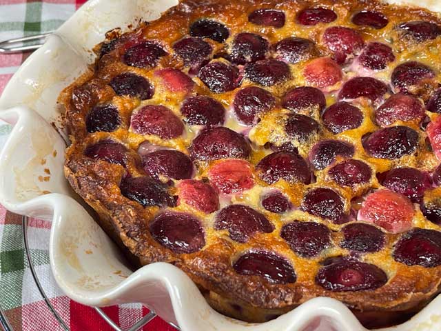 la torta di ciliegie nere francese tipica è il clafoutis