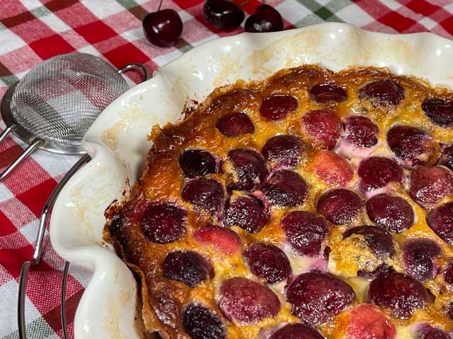 clafoutis è ricetta del dolce di ciliegie francese cotto al forno