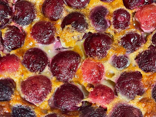 dettaglio della torta di ciliegie francese a base di uova
