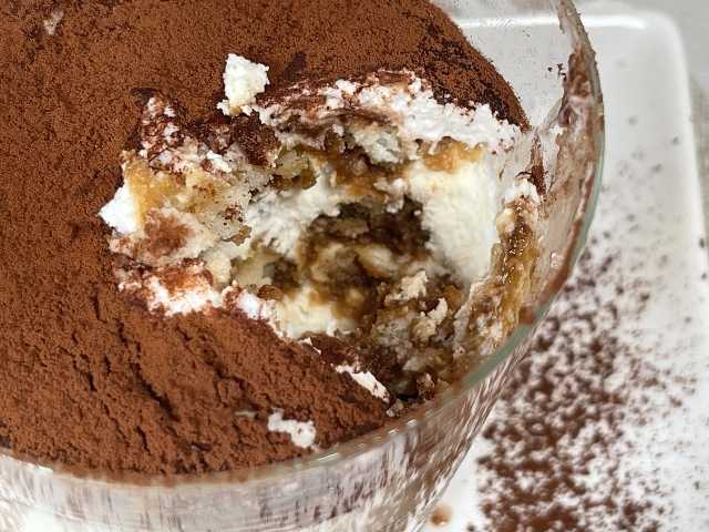Interno cremoso del tiramisù vegano con mascarpone vegetale