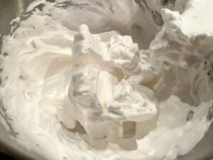 Panna vegetale montata pronta per la crema del tiramisù vegano