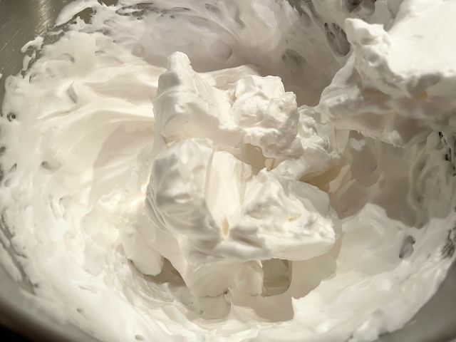 Panna vegetale montata pronta per la crema del tiramisù vegano