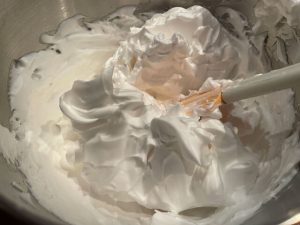 aquafaba a neve per i savoiardi vegani