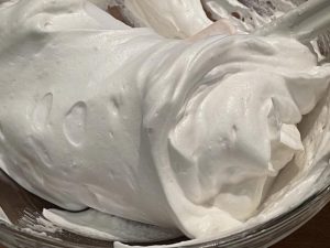 impasto savoiardi vegan dopo l'aggiunta dell'aquafaba