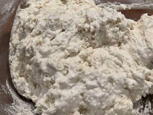 impasto savoiardi vegani dopo l'aggiunta delle polveri