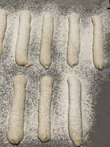 savoiardi vegani spolverati di zucchero a velo