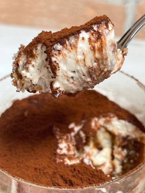 interno cremoso del tiramisù vegano con mascarpone vegetale