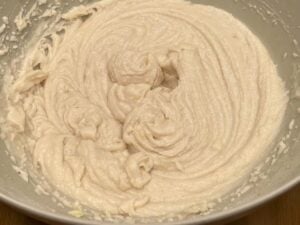 Impasto della torta di mele vegana prima di aggiungere le mele