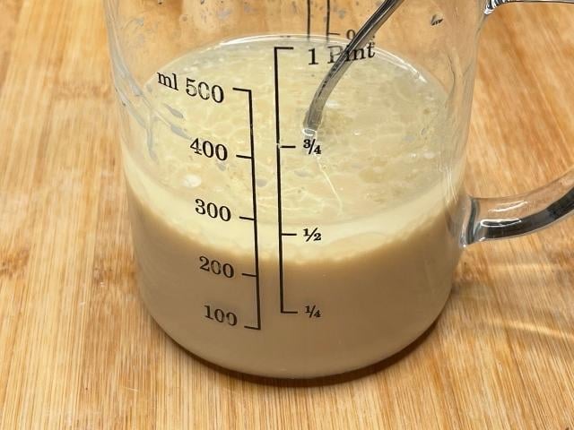 Ingredienti liquidi mescolati per la torta di mele vegana