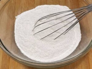 Ingredienti secchi mescolati per la torta di mele vegana