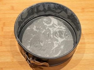 Tortiera a cerniera foderata con carta forno per la torta di mele