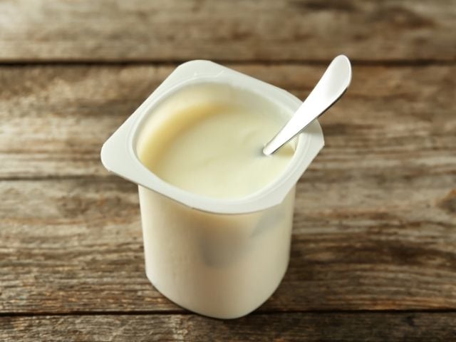 Yogurt di soia utilizzato per la torta di mele vegana