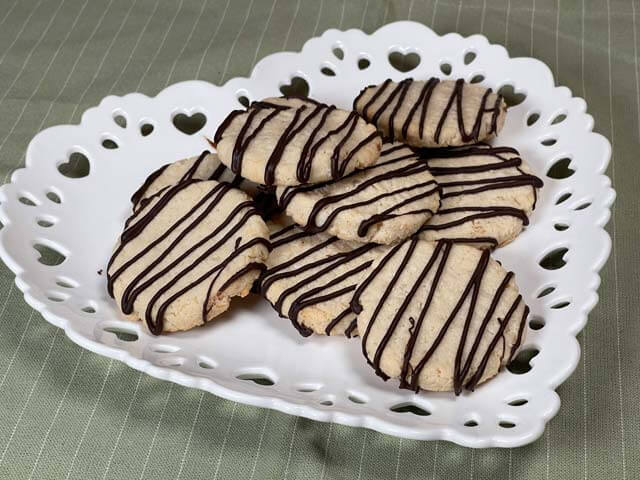 Biscotti vegan al cocco pronti da servire nel piatto da portata