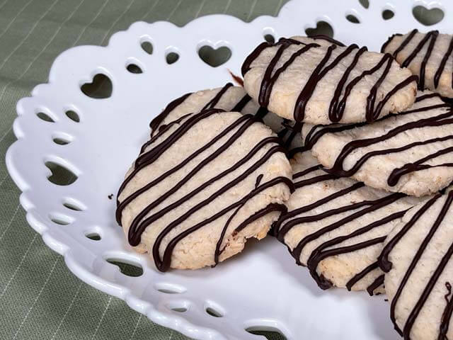 Biscotti al cocco vegani con cioccolato fondente