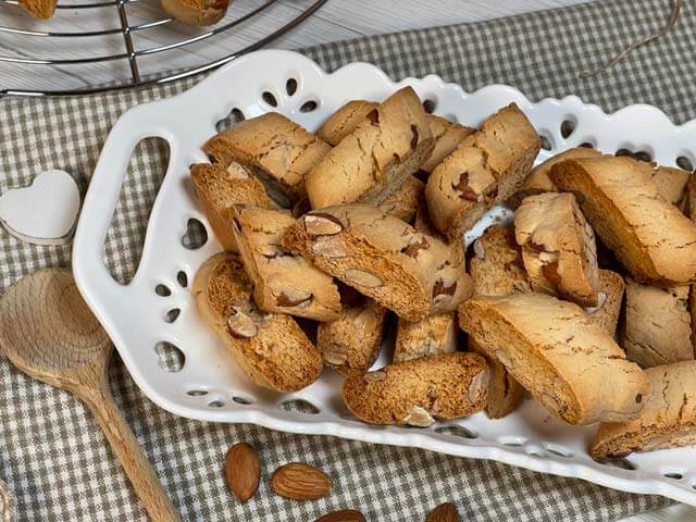 cantucci vegan alle mandorle nel vassoio da portata