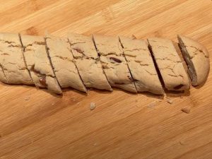 taglio dei cantuccini vegani tra prima e seconda cottura
