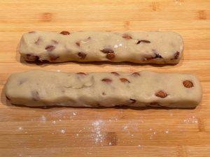 filoncini di cantuccini vegani pronti da infornare