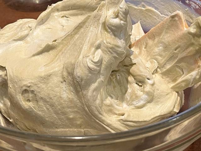 Crema al pistacchio pronta per assemblare il tiramisù