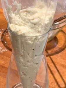 Crema al pistacchio nella sac à poche pronta per decorare