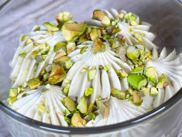 Dettaglio della crema al pistacchio con granella di pistacchi