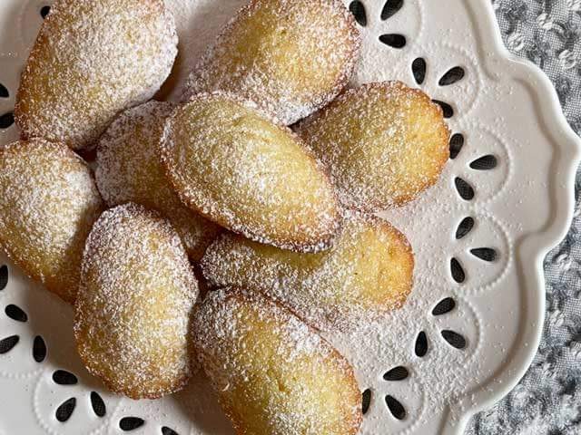 madeleines senza glutine nel vassoio da portata con zucchero a velo