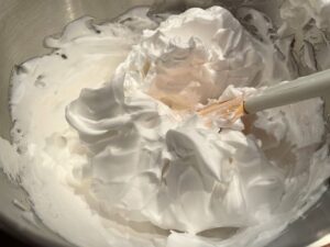 Panna montata durante la preparazione del tiramisù