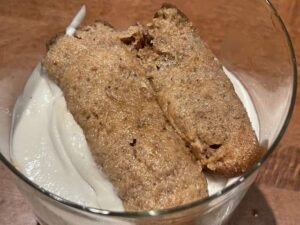 Savoiardi senza uova inzuppati nel caffè