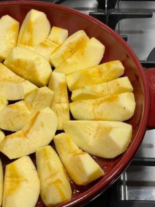 disposizione delle mele nella tortiera per tarte tatin
