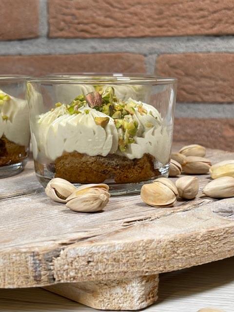 tiramisu al pistacchio senza uova con savoiardi