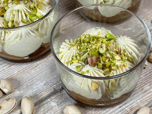 Tiramisù al pistacchio senza uova decorato con granella di pistacchio