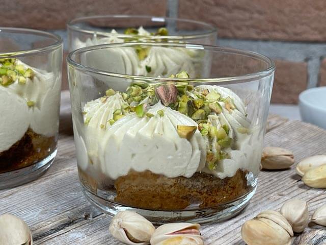 tiramisù al pistacchio senza uova porzionato nei bicchierini