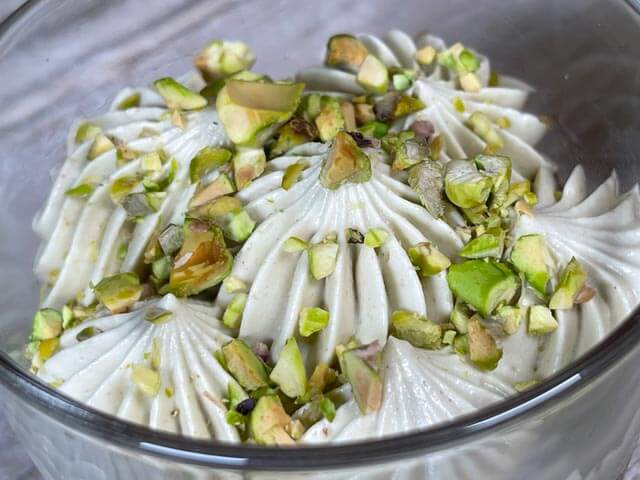 tiramisù al pistacchio senza uova con mascarpone e panna