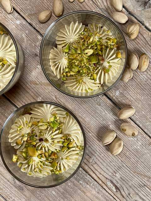 tiramisù al pistacchio senza uova nei bicchierini