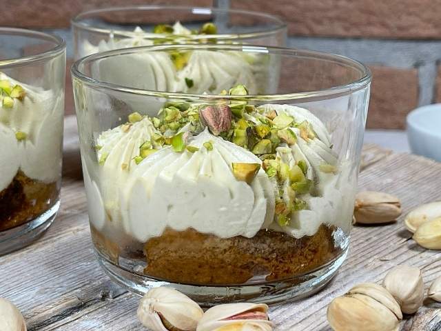 Tiramisù al pistacchio senza uova decorato con granella di pistacchi