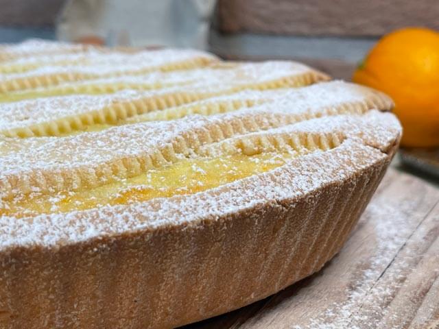 pastiera senza glutine spolverata di zucchero a velo
