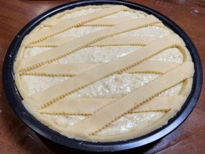 pastiera senza glutine decorata pronta da infornare