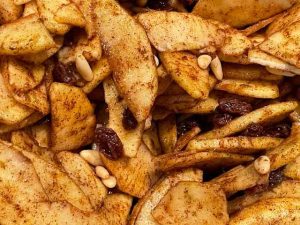 Ripieno dello strudel vegano di mele con uvetta pinoli e cannella