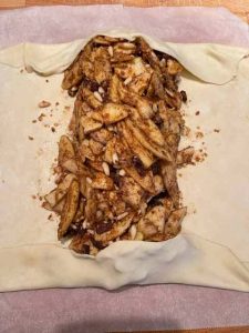 ripieno di mele speziate dello strudel vegano sulla pasta matta